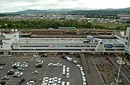 自高處鳥瞰旭川車站，在車站後方可以見到施工中的高架新車站大樓。（2006年8月）