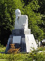 Tượng Omar Khayyam tại Bucharest (từ góc khác)