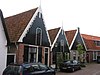 Woning met topgevel en houten voorschot