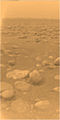 }}Foto vum Huygens no der Landung op der Titan-Uewerfläch (nogefierft), 14. Januar 2005.}}