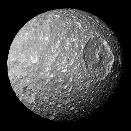 Fotografia de Mimas, presa per la sonda espacial Cassini a 9.500 km de distància, 2010. El gran cràter Herschel (139 km) domina Mimas, fent que la lluna sembli l'«Estrella de la Mort» de la pel·lícula La Guerra de les Galàxies.