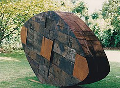 Robin Vokaer, Bois et acier, 1994, prix de sculpture en plein air du Sart Tilman 1994 et second prix David et Alice Van Buuren de sculpture monumentale 1994.