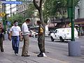 墨西哥士兵在市面上的派发口罩