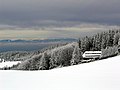 Der Schwarzwald im Winter, Blick vom Schauinsland mit den Vogesen im Hintergrund.