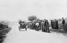 Une Voiturette Bollée en course;