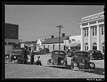 Houses and the county courthouse on Court Square in 1940