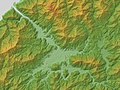 大洲盆地 肱川本流は右下から盆地（中央）を経て瀬戸内海（左上）へ