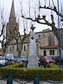 Le monument aux morts, place de l'Église.