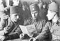 Soldats musulmans bosniaques du SS "Handschar" lisant un livre de propagande nazie , Islam und Judentum, dans le sud de la France occupé par les nazis (Bundesarchiv, juin 1943)