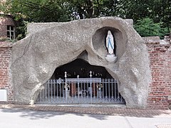 La grotte de Lourdes.