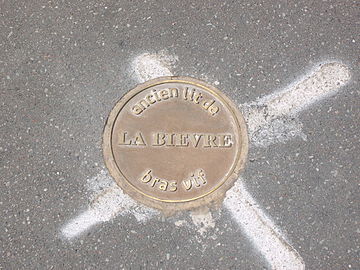 Treize médaillons de ce type ont été implantés sur le trottoir longeant le square René-le-Gall.