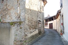 Vue d'une des ruelles tortueuses du quartier noir de Châlus