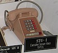 秘密通話装置「STU-I（英語版）」の卓上装置（この他に、キャビネットに収納された電子機器がある）