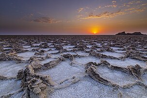 Coucher de soleil sur le désert de sel du lac Karoum (Éthiopie). (définition réelle 6 423 × 4 282)