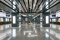 奥体中心站采用各类奥运元素，利用高反光不锈钢材质体现了“运动速度感、奥运精神”的设计理念。