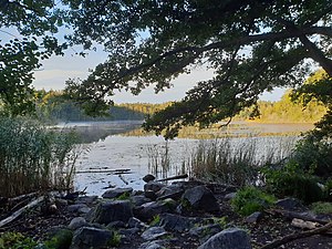 Högskolan ligger vid Judarskogens naturreservat