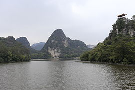 中间为龙潭山