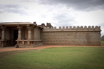 Enceinte du temple de Ramacandra (Hazara Rama). Vijayanagar, v. 1510. Hampi[33]