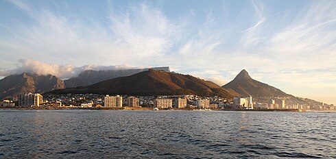 Tafelberg agter met Vlaeberg voor en Leeukop regs, soos gesien van Tafelbaai af.