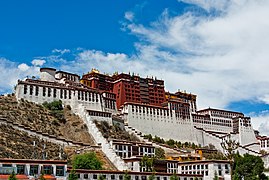 西藏的布达拉宫是一座规模宏大的宫殿式建筑群