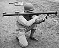SAD kopneni vojnik sa poznatom, električnom M1A1 "Bazukom", 1943. g.