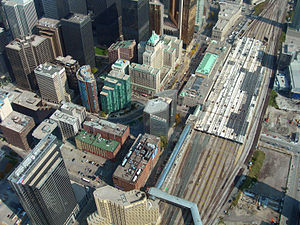 Vy över Union Station från CN Tower. Där skyns även den inglasade SkyWalk som leder till CN Tower och Rogers Centre.