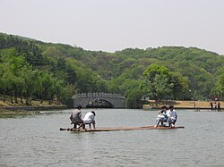 浦口珍珠泉风景区的竹排游乐项目
