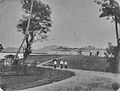 Dames européennes habillées en sarong et se promenant devant le fort Marlborough (début du XXe siècle)