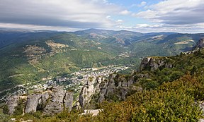 Cevennenlandschaft mit der Stadt Florac im Tal der Mimente