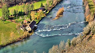 Le moulin de Chenecey vu depuis le belvédère du Grand Méandre.