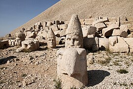 Vue d'ensemble de la terrasse ouest avec les têtes, les vestiges des statues assises et les stèles.