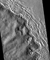 HiRISE所見的赫卡特斯山脈，山脊是西北的走向。
