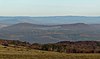 Blick vom Melpertser Rasenberg (Stirnberg-Ausläufer) nach Nordosten zum Hutsberg (links) und Neuberg (rechts) mit Thüringer Wald (Horizont)