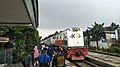 KA Lokal Bandung Raya sedang berhenti di stasiun Cikudapateuh