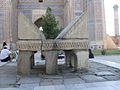 Lutrin monumental dans la cour de la mosquée