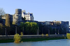 Château surplombant la Maine.