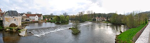 Vue du barrage de la Gartempe à Saint-Pierre-de-Maillé depuis le pont, avenue Louis Raison.