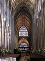 Ladja cerkve St. Mary Redcliffe, Bristol, Anglija. Na stropu je množica pozlačenih sklepnikov.