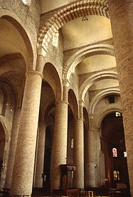 Abbatiale de Tournus : berceaux transversaux.