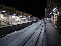 積雪から1週間後の中央本線山梨市駅ホーム。運転再開後も線路上に多くの雪が残る（2014年2月22日20時頃撮影）