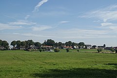 Uiterst rechts de Gereformeerde kerk