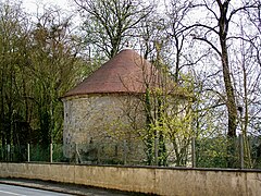 Le colombier du château sur la RD 922.