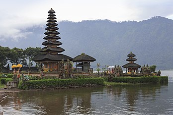 Le temple hindou Ulun Danu, dédié au dieu Shiva, a été construit au XVIIe siècle au milieu des eaux du lac Bratan à Bali. (définition réelle 5 097 × 3 398)