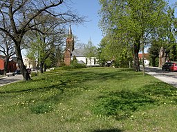 Kaulsdorfs gamla bygata och allmänning, vy mot bykyrkan.