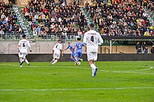 Photographie d'une action de jeu entre deux équipes de football.