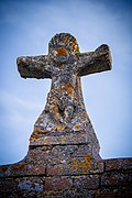 Crucifijo de piedra en el cementerio.