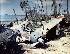 Vrak av A6M3, övergivet vid Mundaflygfältet på centrala Salomonöarna, 1943.