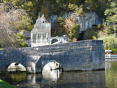 Le pont coudé devant le pavillon Renaissance.