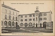 Carte postale représentant la cour intérieure et le noviciat du couvent de Portieux, entre 1880 et 1945.