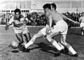 غارينشيا (على اليسار)، لاعب جناح برازيلي وأحد نجوم كأس العالم 1962م، يعتبر واحدًا من أعظم المُنَاوِرِين في التاريخ.[17]